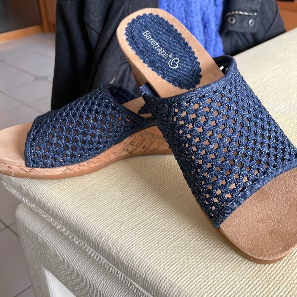 Ordered online and they are too small  Never worn tag on bottom of shoe
